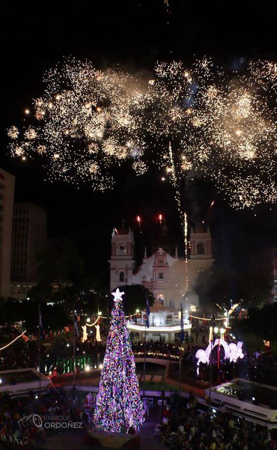 El parque central de San Pedro Sula brilla con la magia de la Navidad, los sampedranos disfrutan de las fiestas por la temporada.