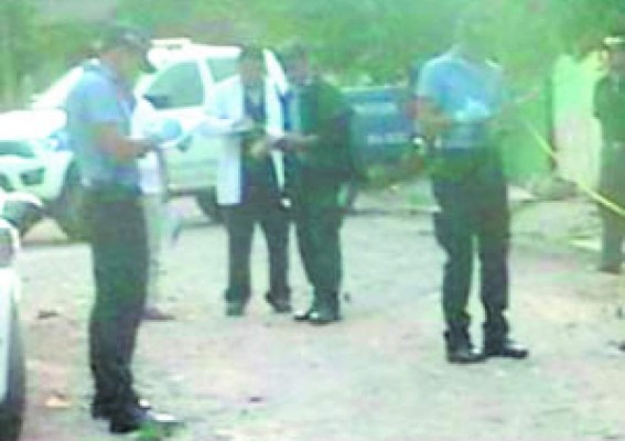 Envuelto y con señales de tortura hallan a joven