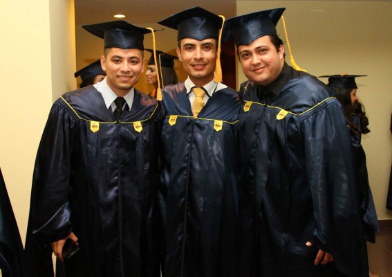 Aplausos por los graduados de la Universidad de San Pedro Sula