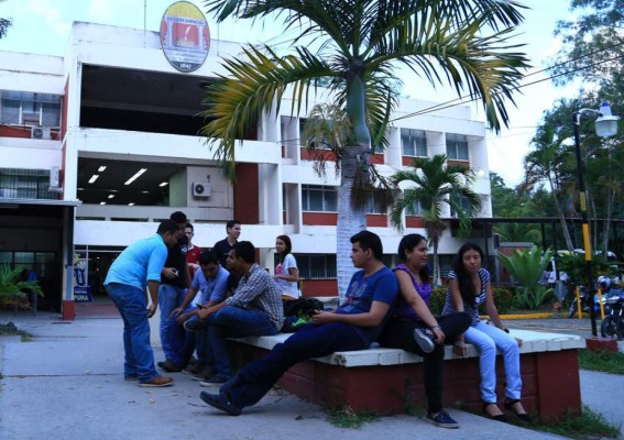 Más de 4,000 estudiantes tienen sus clases en espera en la Unah