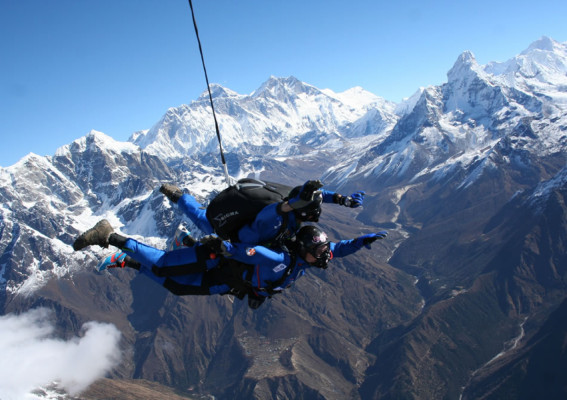 Primer persona con discapacidad en saltar el Everest