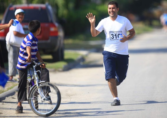 Hondureños corren por la vida en la Rivera Hernández