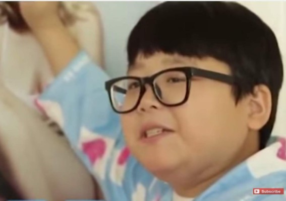 Tiene 26 años de edad y aparenta ser de 10