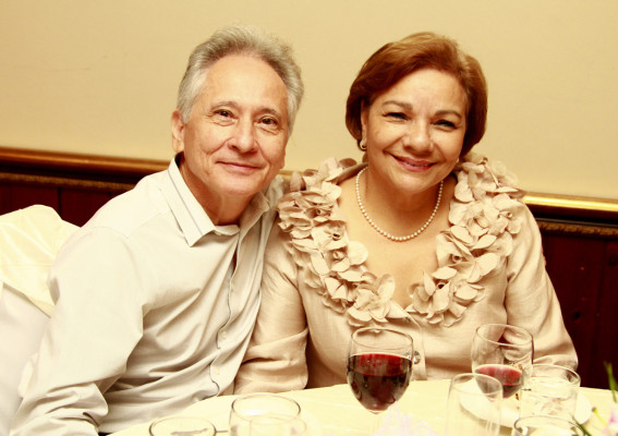 Astor Quintana y Giselle Gonzales celebran por su amor y su hija