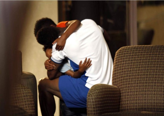 Maynor Figueroa recibe la cariñosa visita de sus hijos