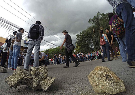 Universitarios se toman bulevares en San Pedro Sula y Tegucigalpa