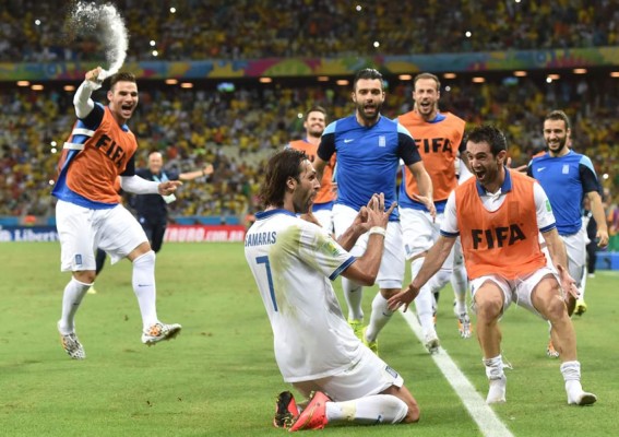 Samaras clasifica a Grecia a octavos con un gol de penal en el descuento