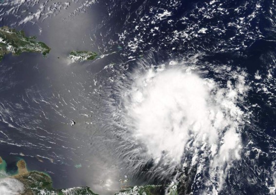 Dorian se convierte en huracán antes de llegar a Puerto Rico y amenaza Florida