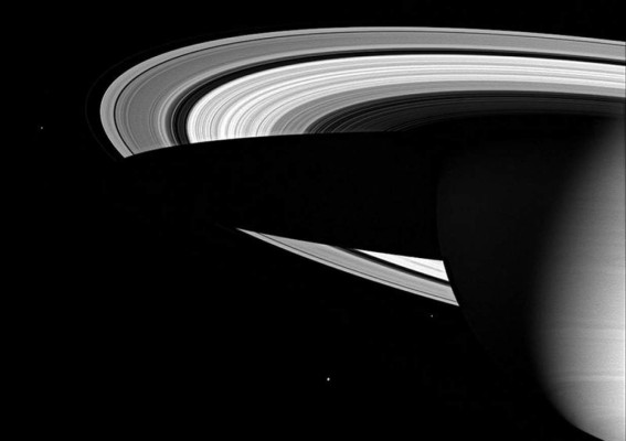 Hallan posibles condiciones para la vida en lunas de Saturno y Júpiter