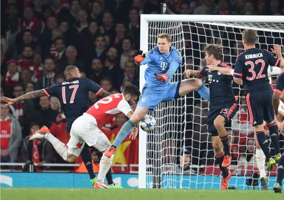 Error de Neuer mantiene con vida al Arsenal