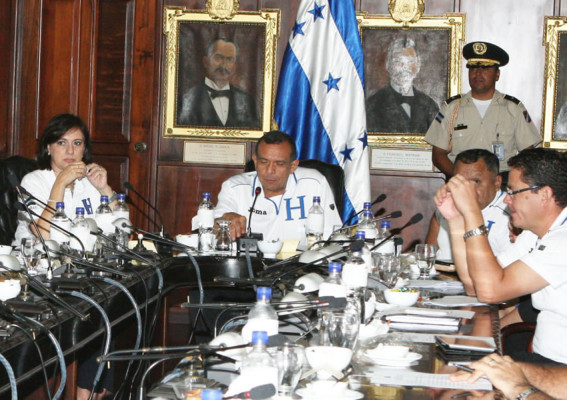 'Empiece a contratar médicos': Lobo a ministro de Salud