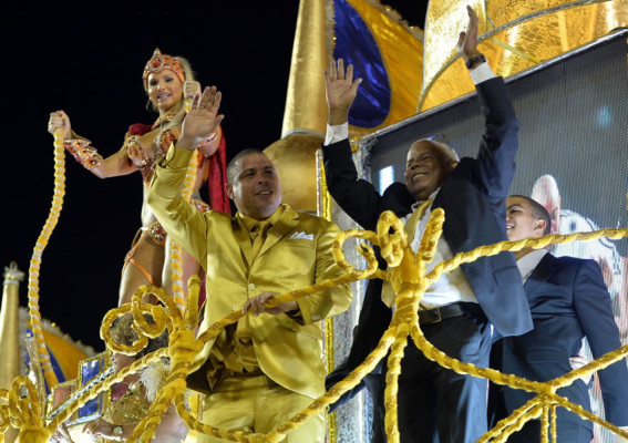 Ronaldo se gradúa de astro de carnaval en Sao Paulo