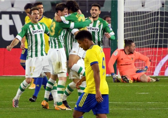 El Cádiz del 'Choco' Lozano incrementa las dudas tras perder contra el Betis