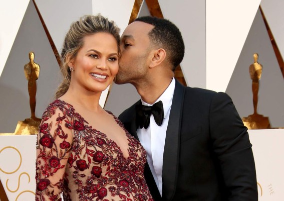 Chrissy Teigen presenta a su hija Luna