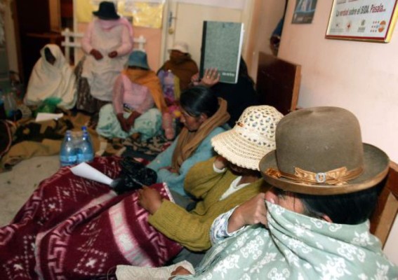 Prostitutas en Bolivia se cosen los labios en demanda de justicia