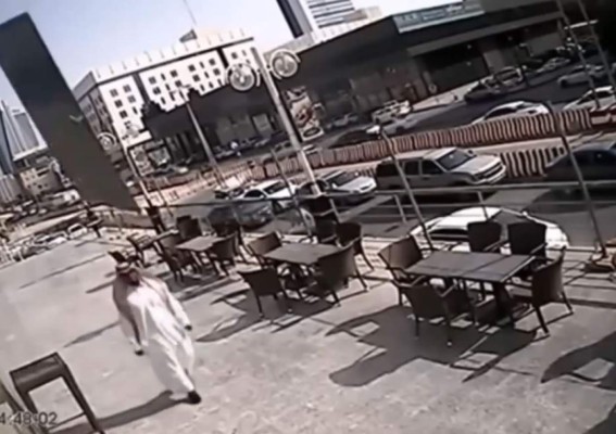 Un vidrio le pasa rozando la cabeza sin causarle rasguño