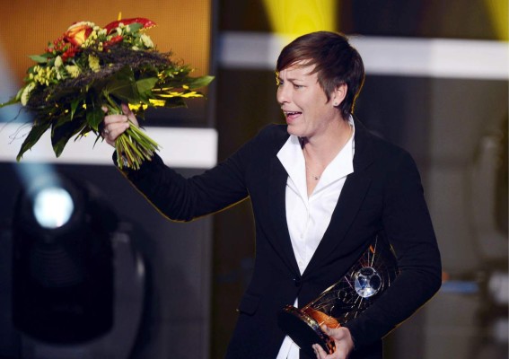 STS134. ZURICH (SUIZA), 07/01/2013. La futbolista estadounidense Abby Wambach sostiene el trofeo como mejor futbolista femenina de la Fifa 2012 hoy, lunes 7 de enero de 2013, durante la gala del Balón de Oro celebrada en Zúrich, Suiza. EFE/ WALTER BIERI