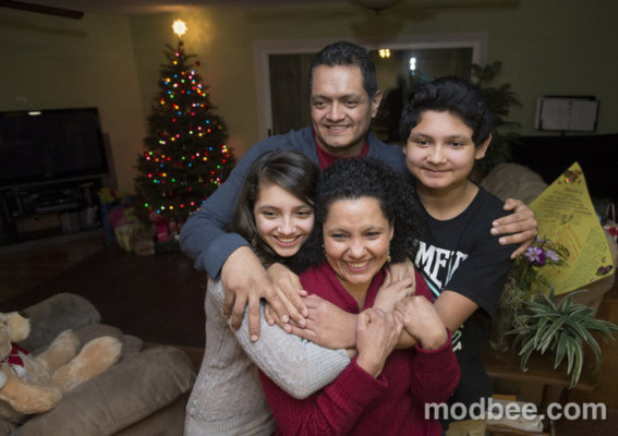 Hondureña se reencuentra con su familia tras deportación