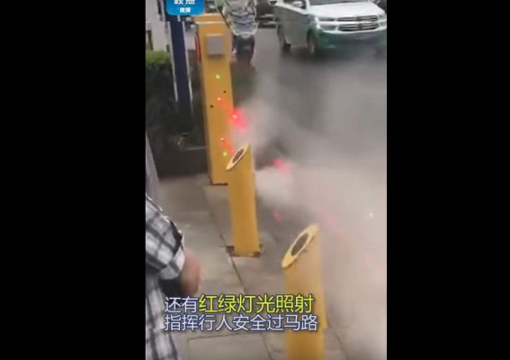 Semáforo que lanza chorros de agua a peatones imprudentes en China
