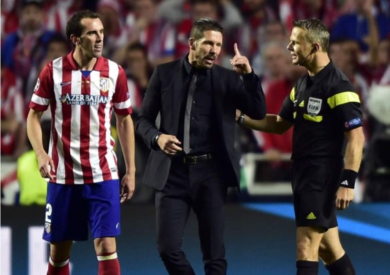 Simeone expulsado por invadir el terreno de juego