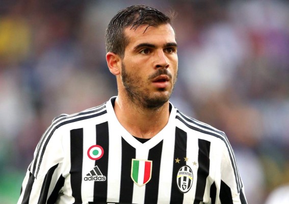 Futbolista italiano desata controversia al defender a su pareja