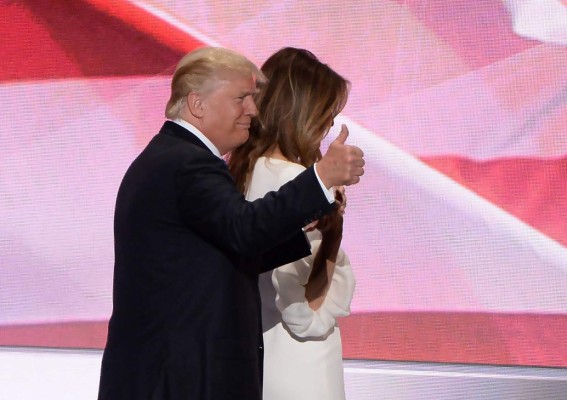 Trump: 'Medios dedican más tiempo al discurso de Melania que FBI a Clinton'