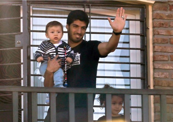 Video: Luis Suárez reaparece y saluda a hinchas uruguayos