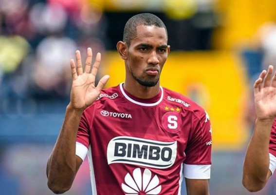 Técnico del Saprissa defiende al hondureño Jerry Bengtson: 'Está siendo perseguido'
