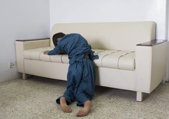 Uno de los dos hermanos paquistaníes conocidos como los 'niños solares', que sufren una enfermedad que les permite que durante el día lleven una vida normal, pero quedan paralizados cuando el sol se pone. Un caso que ha dejado perplejos a los médicos del país asiático, que buscan soluciones para esta extraña enfermedad. EFE/Jaime León