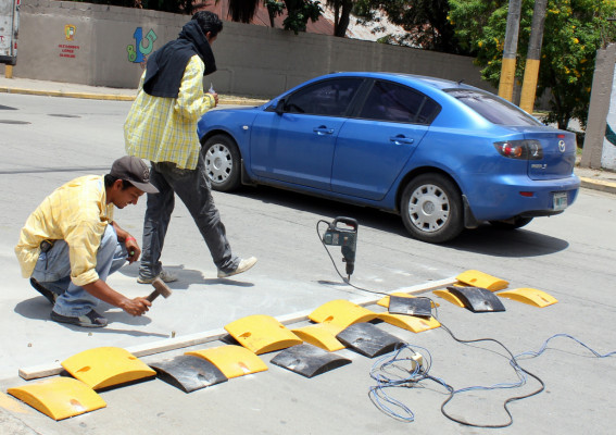 En puntos críticos de El Progreso colocan reductores