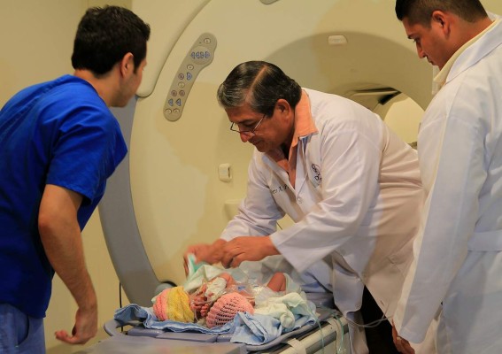 'Le pido a Dios que deje viva a una de las niñas”: madre de siamesas