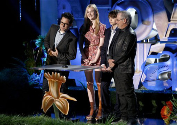 Robert Pattinson besa a Taylor Lautner en vivo