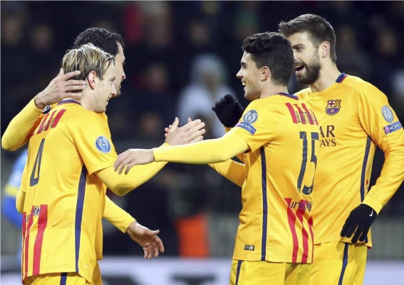 Doblete de Rakitic mantiene firme al Barcelona en Champions