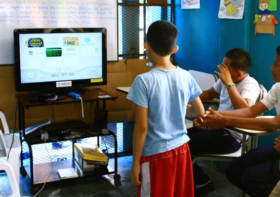 Con talleres alejan a más de 10,000 menores de las pandillas