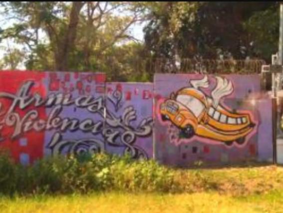 ¿Qué decía el enorme cartel que le dejaron a bus de la Ebenezer la Navidad del 2004?