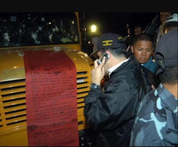 ¿Qué decía el enorme cartel que le dejaron a bus de la Ebenezer la Navidad del 2004?