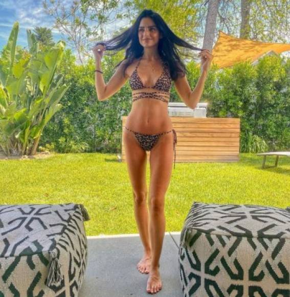 'Finalmente hace calor por aquí', escribió Aislinn Derbez junto a las fotos donde lucía un bikini con estampado de leopardo.