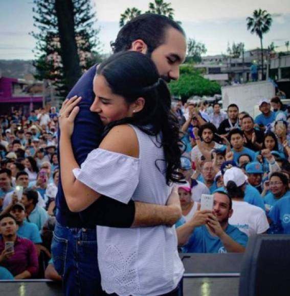 Desde entonces Gabriela se ha mantenido al lado de su esposo durante su campaña para la alcaldía de San Salvador y luego para la presidencia del país.
