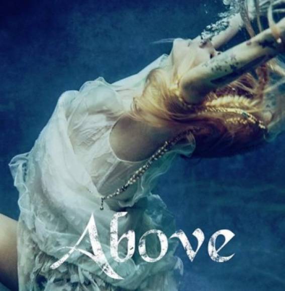 La cantante estrenó el 19 de septiembre el video del single 'Head Above the Water'.