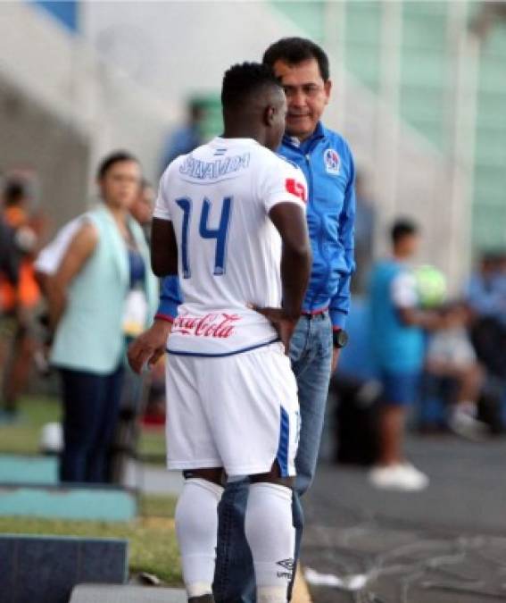 Nahún Espinoza, técnico del Olimpia, le dio indicaciones a Júnior Lacayo antes de entrar al campo.