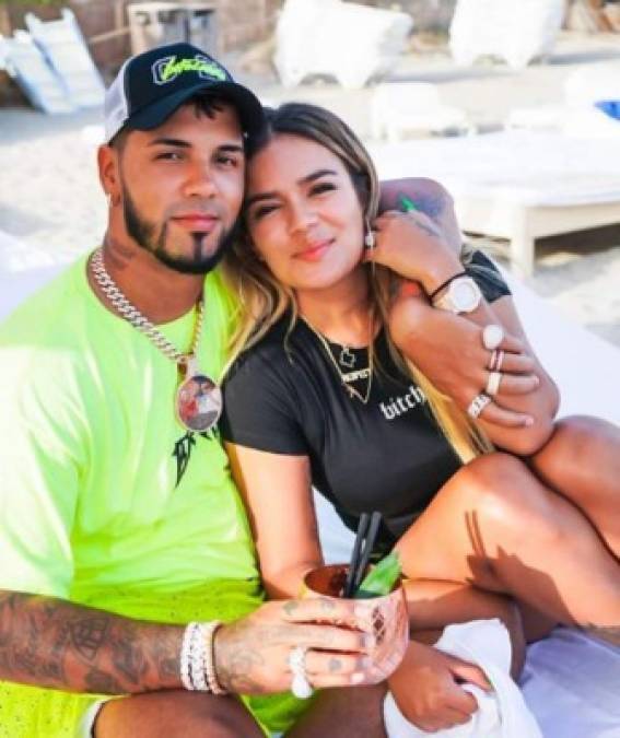 Por su parte, Anuel AA y Karol G mantienen una relación estable desde hace un tiempo. Cada vez que tienen chance se dedican románticos mensajes en las redes.