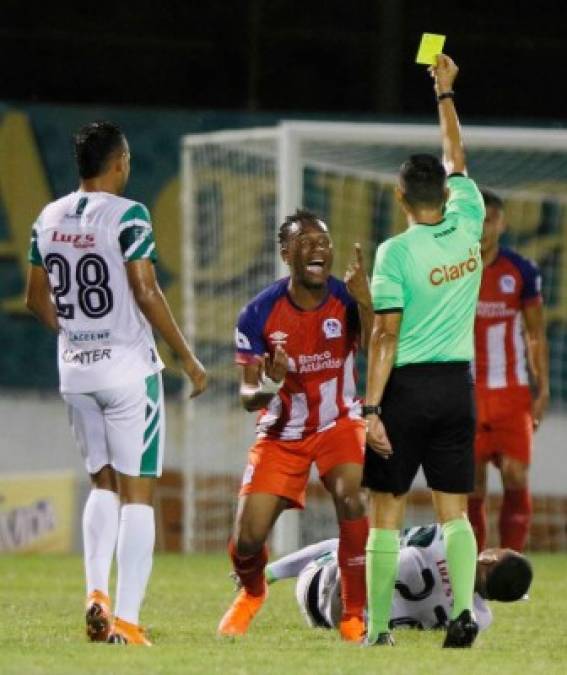 Deiby Flores fue amonestado por el árbitro David Cruz en el primer tiempo y esta fue la reacción del jugador del Olimpia.