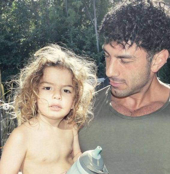 En junio del 2022, Jwan Yosef, exesposo de Ricky compartió esta imagen del menor de sus hijos: Renn. El cuarto hijo del puertorriqueño tiene un impresionante parecido con el intérprete de “La mordidita”, y sus seguidores no lo dejaron pasar.