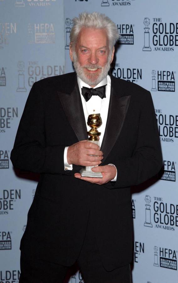 Donald Sutherland sostiene su trofeo a la mejor interpretación de un actor en un papel secundario en una serie, miniserie o película para televisión por “Path to War” durante la 60ª edición de los Golden Globe Awards en el Beverly Hilton Hotel de Beverly Hills, California. , 19 de enero de 2003.