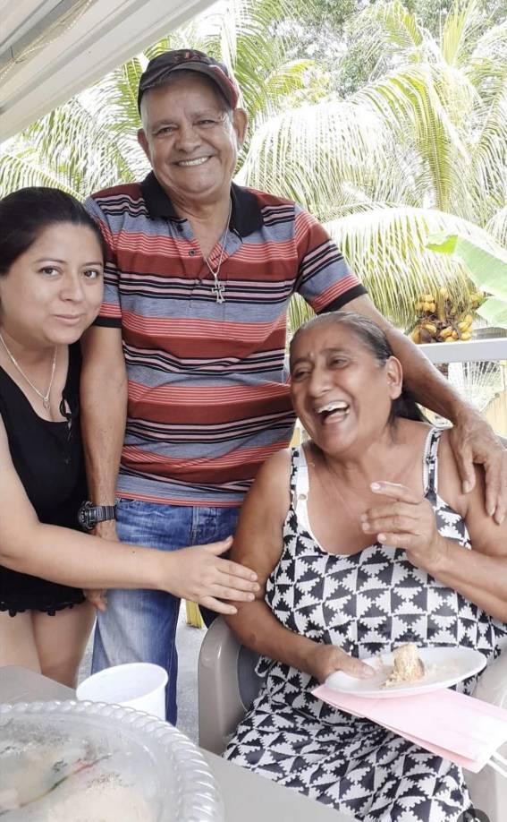 Dorís contó que ha sido duro para ellos en las últimas navidades. Primero murió una sobrina, luego un hermano, después su madre (2022) y por último su padre y su sobrina.