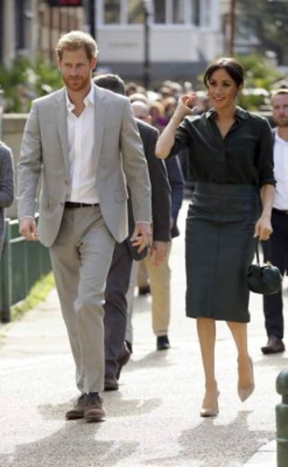 Bajo el abrigo una camisa de seda verde oscuro de ''& Other Stories'', una falda lápiz de cuero verde de Hugo Boss y tacones color beige de Stuart Weitzman y un bolso verde 'Satin Demi' de Gabriela Hearst.<br/>