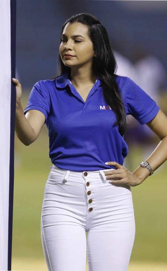 Las edecanes no podían faltar y las pudimos ver en el duelo Real España vs Victoria. 