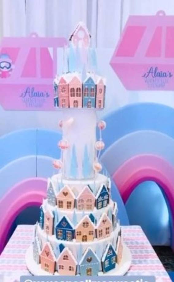 La temática del cumpleaños fue un pueblo nevado que parecía sacado de un cuento infantil.