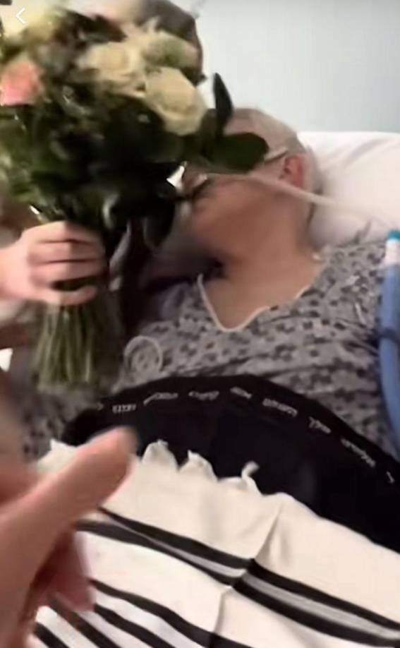 Al llegar a la sala del hospital Elizabeth recibió de su padre un tierno beso en señal de amor y gratitud por su noble gesto de casarse en presencia de él ya que no podía ser testigos de este paso en la etapa de su hija por su terrible condición.