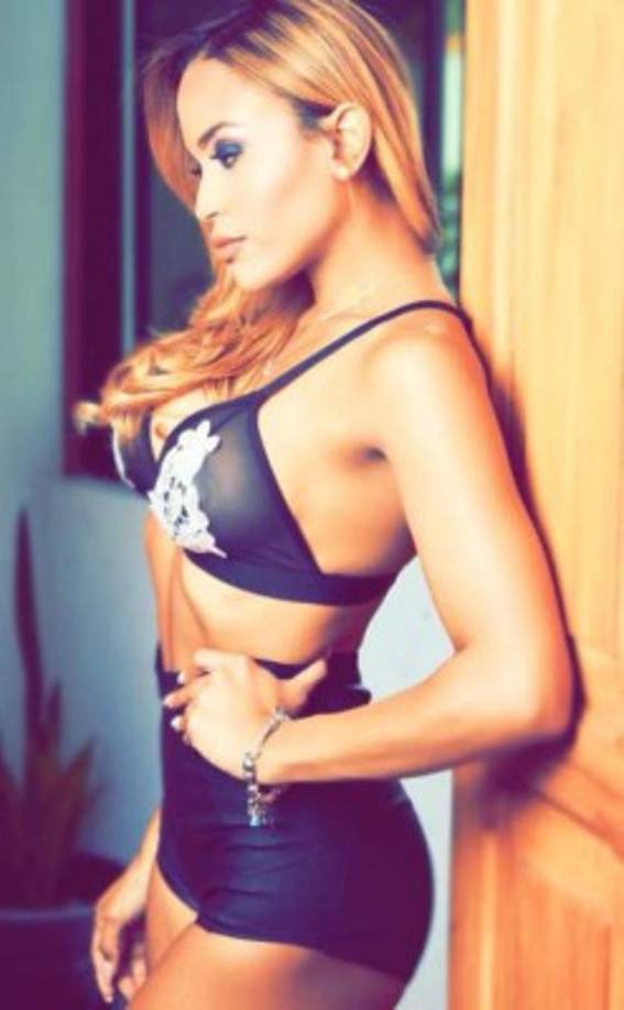 La chica tiene un cuerpo escultural .